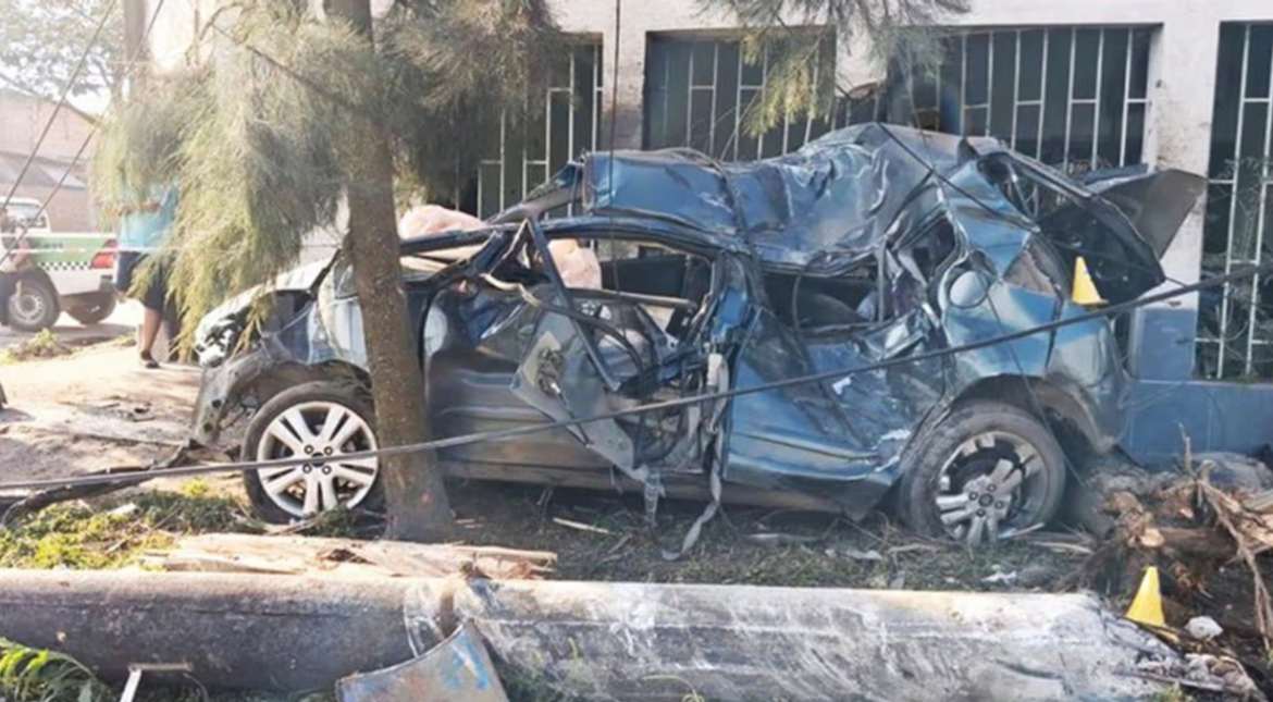 Impactante tragedia: un adolescente manejaba un auto, chocó contra un poste y murió su amiga