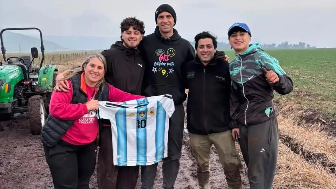 El dibu fue asistido en un camino de Sierra de los padres por una familia de la zona.  Fotos: gentileza Info7600mdq