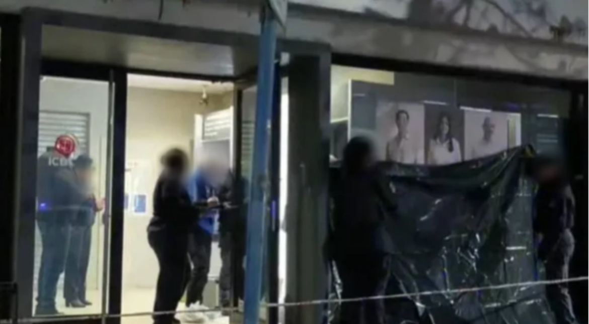 Conmoción por la muerte de un hombre en situación de calle en el interior de un cajero automático