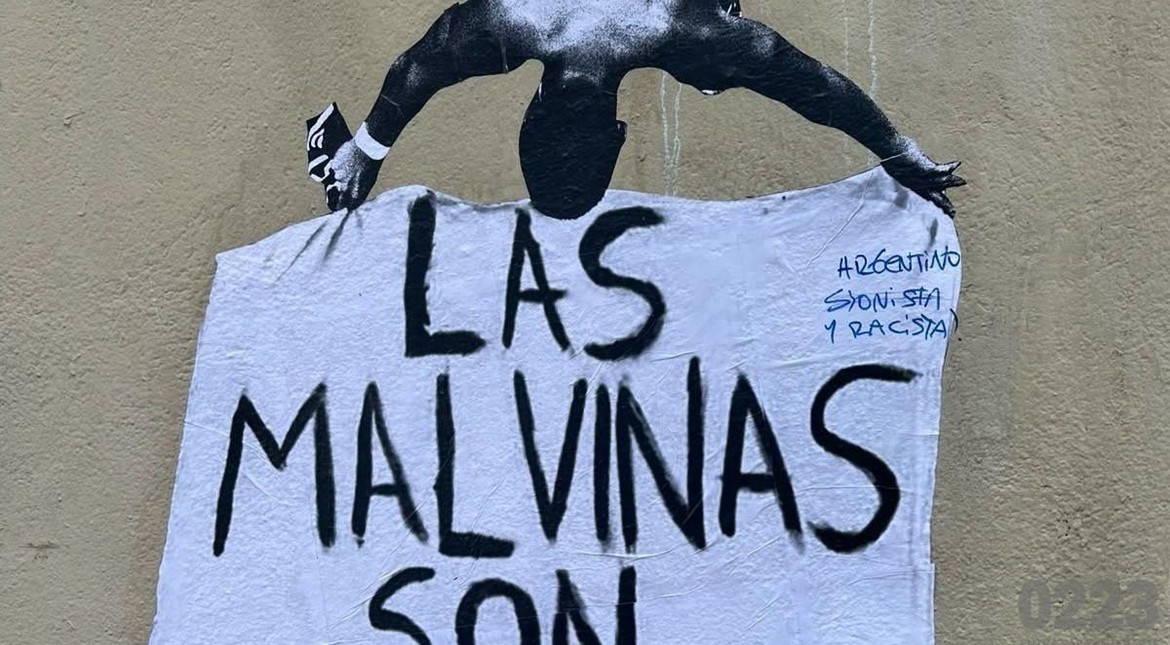 "Argentino racista": vandalizaron el emotivo mural del artiartsta marplatense en Barcelona