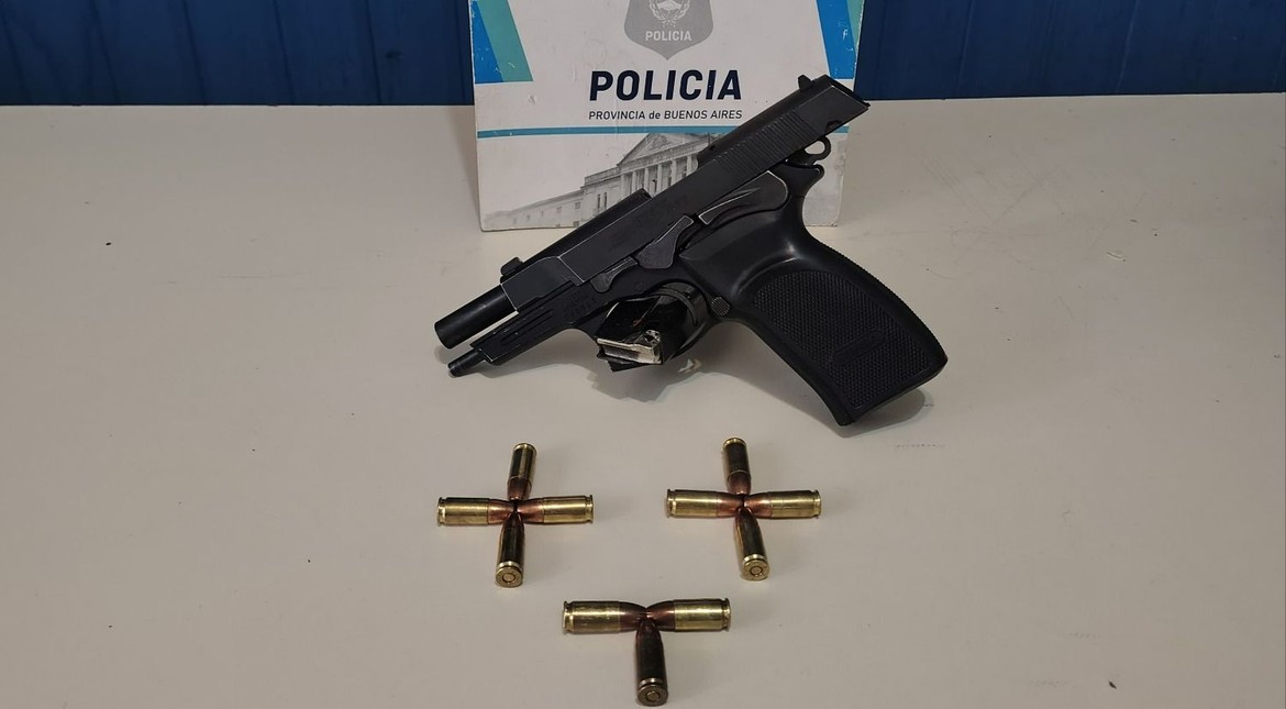 Buscaban a dos acusados de robo y encontraron una pistola con pedido de secuestro