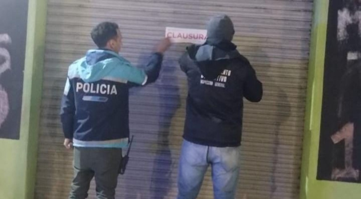 Denunciaron que mataron a perro callejero de una puñalada y clausuraron dos locales
