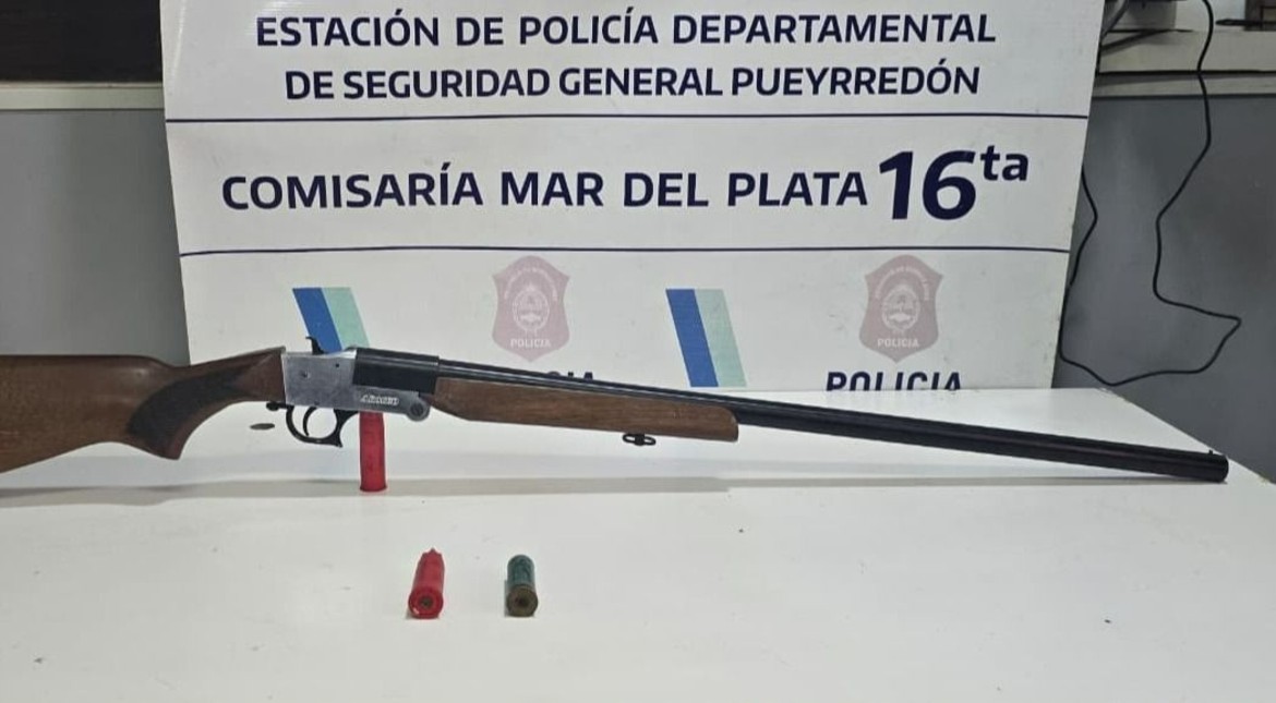 Discutió con vecinos, los amenazó de muerte y disparó con una escopeta