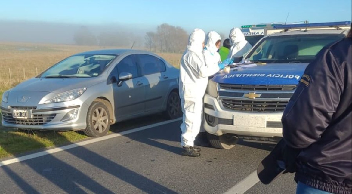 Macabro: hallan muerto a un joven en un automóvil sobre ruta 63 e investigan un homicidio