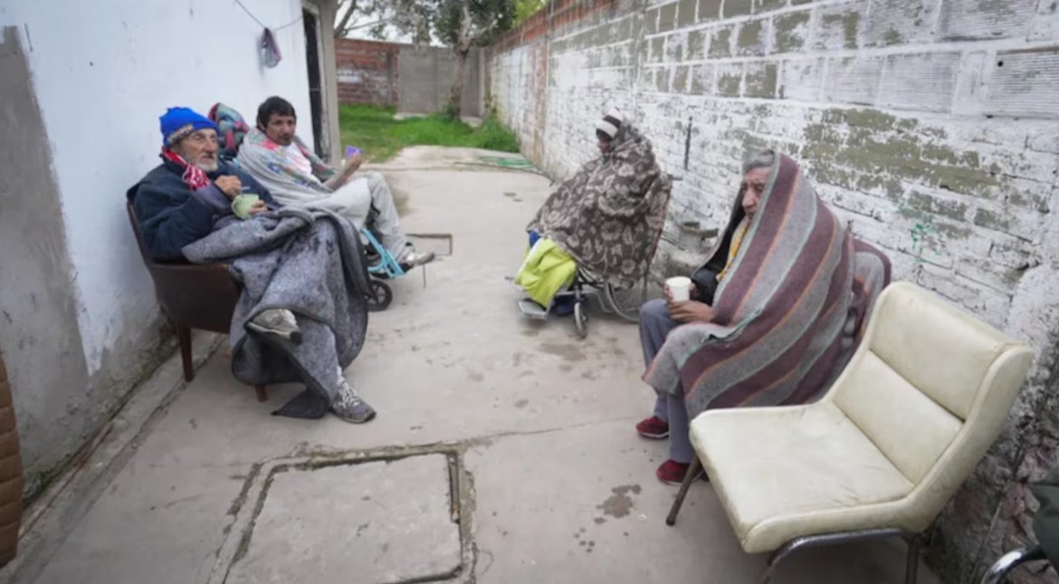 Un incendio destapó el horror: hallaron a varios adultos mayores hacinados y sin comida en un geriátrico clandestino