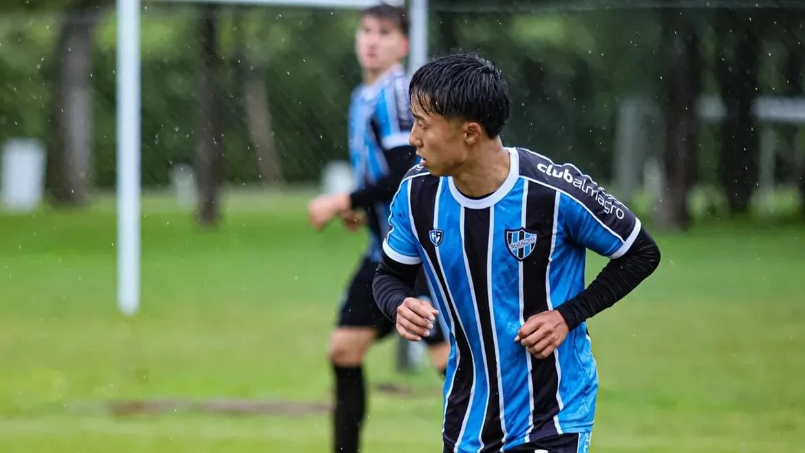 Dejó Japón para ser futbolista en la Argentina: hoy está sin club y miles de personas buscan darle la oportunidad de su vida