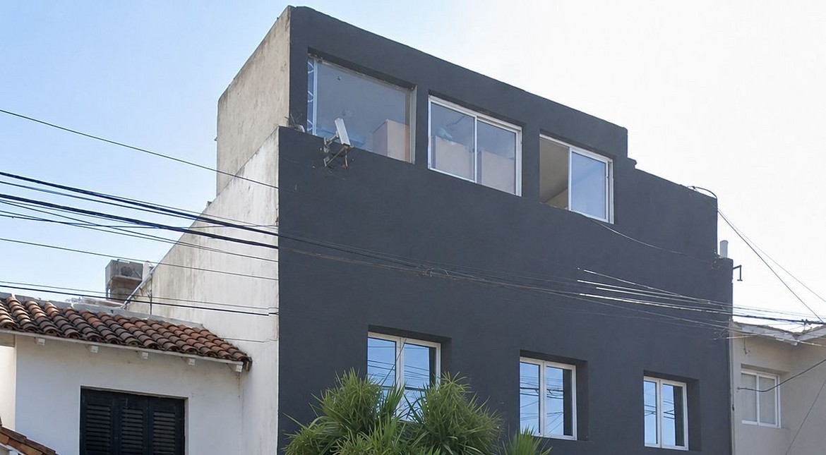 Clausuraron el geriátrico donde un cuidador fue filmado mientras golpeaba a una residente