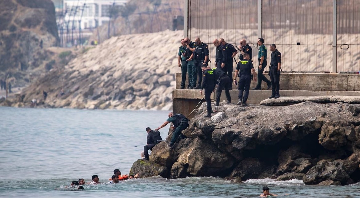 La llegada masiva de migrantes desbordó Ceuta y la ciudad pidió cerrar la frontera con Marruecos