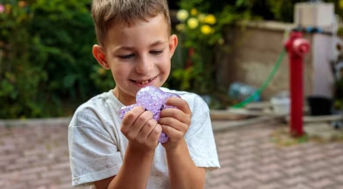 Día del Niño y polémica por el Squeezy Dumpling: cómo reconocerlo y verificar que un juguete es seguro