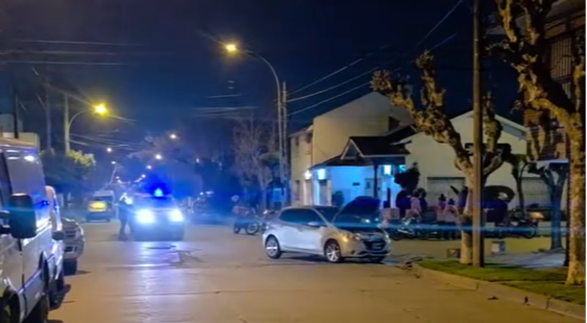 En pleno cacerolazo por la inseguridad, le robaron la moto a un repartidor y la terminaron chocando