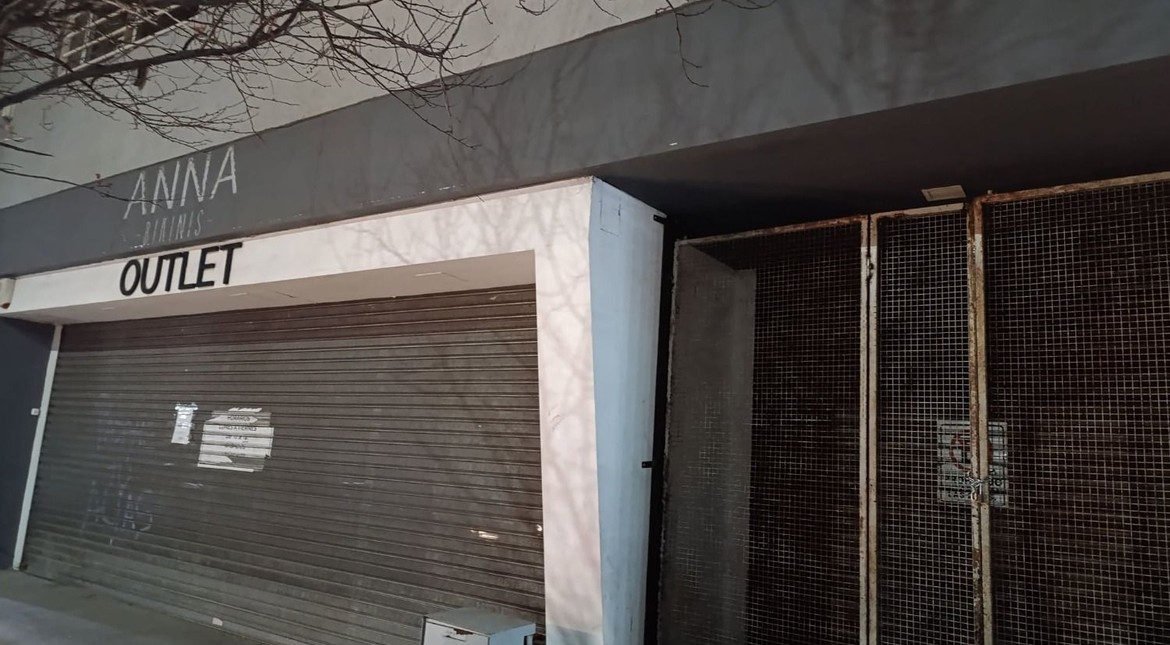 Cerró un reconocido outlet de bikinis y piden ayuda para rescatar a un gatito que está atrapado en el comercio