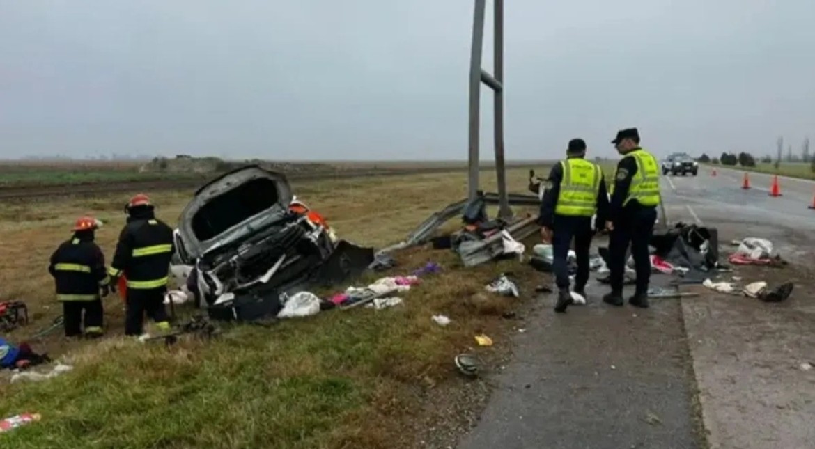 Tragedia en la autopista: una camioneta chocó al guardarraíl, se partió al medio y hay tres muertos