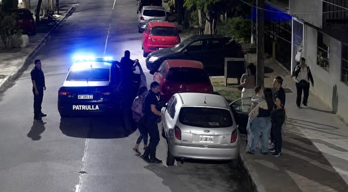 Conmoción: un policía patrullaba la zona y le salvó la vida a un bebé que se ahogaba