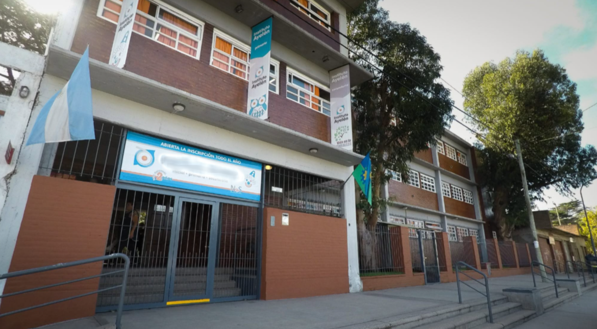 Vuelta a clases sin celular: un colegio prohibió el uso de dispositivos dentro de la institución
