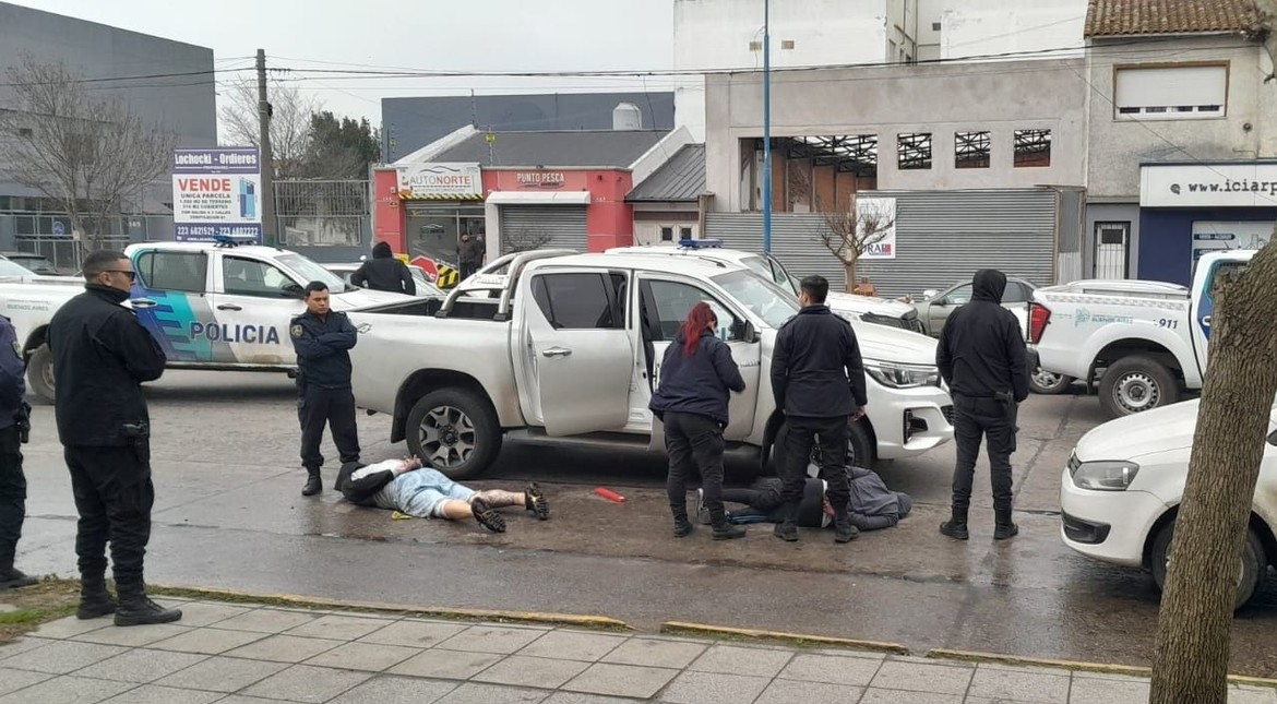 Fueron a cobrar una deuda, discutieron por teléfono y balearon la casa del moroso