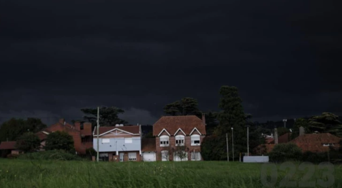 El alerta naranja por tormentas se extendió hasta la noche: cuándo deja de llover en Mar del Plata