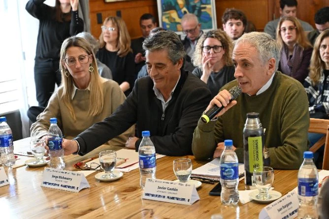 El intendente de Chascomús, Javier Gastón, micrófono en mano.