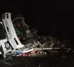 Un camión volcó horas antes y a pocos kilómetros del trágico accidente del micro