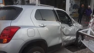 Un colectivo chocó a una camioneta y la tiró dentro de un pozo 