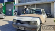 Es hipoacúsico, lo echaron y acampa hace diez días en un Peugeot 504