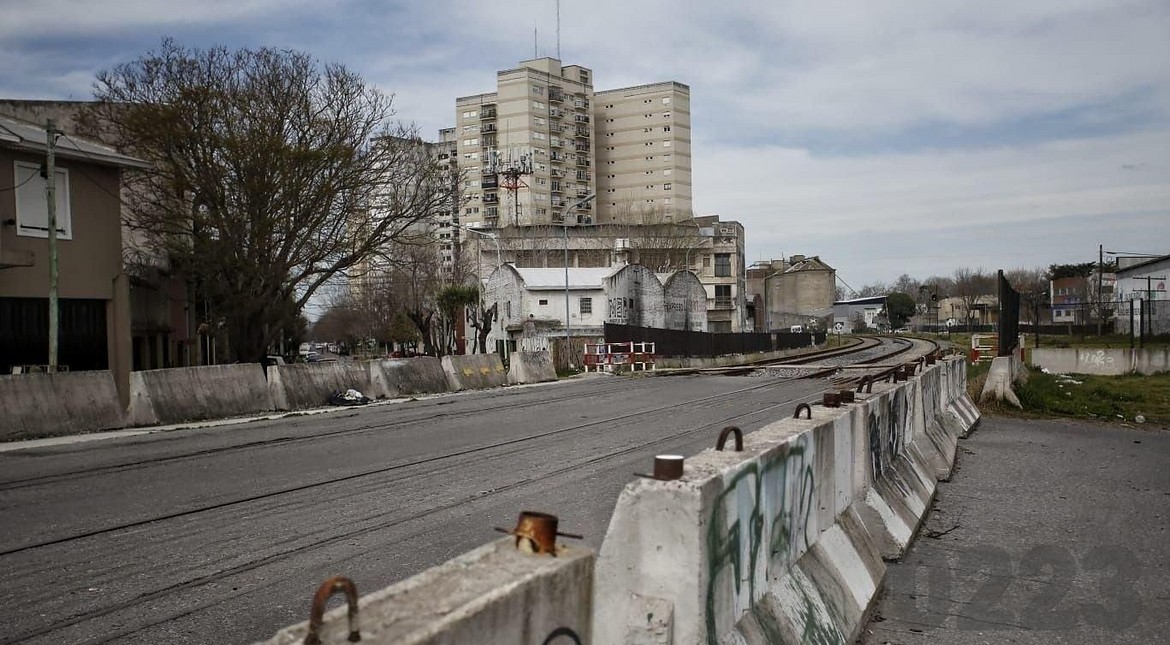 Vuelven a analizar la apertura de calles en Villa Primera: el reclamo abarca las vías del tren y terrenos baldíos