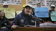 Integrantes del MTE utilizaron la Banca 25 para explicar el proceso de cesión de tierras. 