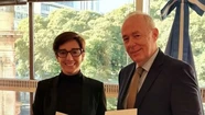 Cancillería confundió la bandera de Suiza con la de Dinamarca y recibió críticas de la oposición