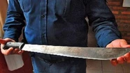 El machete que el hombre puso sobre el cuello de la docente.