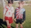 El Dibu y su hermano, durante su infancia en Mar del Plata.