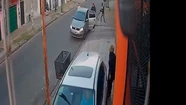 La vecina quedó entre el auto y la pared, y salvó su vida de milagro. Foto cortesía Ciudad Celina.