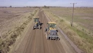 Estabilizan caminos rurales y pavimentan calles en Lobería