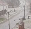 Video: un intenso granizo tiñó de blanco la ruta 11 y las calles de Villa Gesell y Pinamar