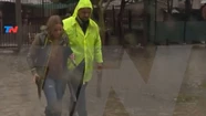 La cronista Paula Bernini cayó en una zanja cuando cubría la inundación de La Plata.
