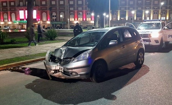 Manejaba borracho y sin seguro por la costa y chocó contra un poste de ...