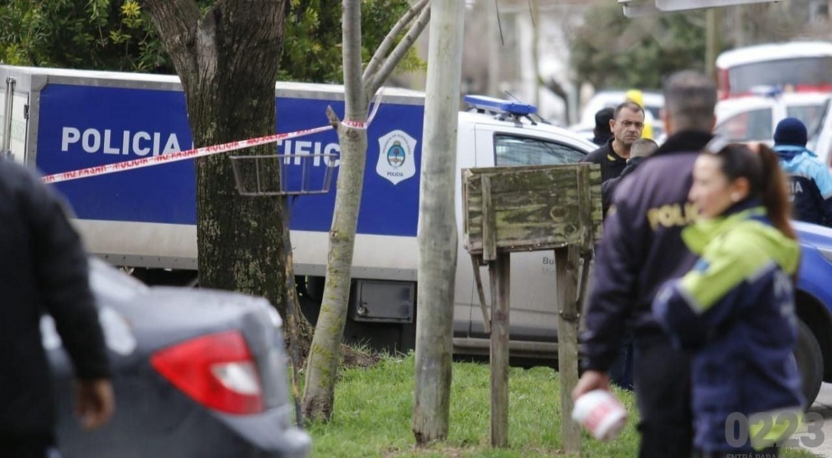 Investigan la muerte de un hombre en una plaza de Mar del Plata