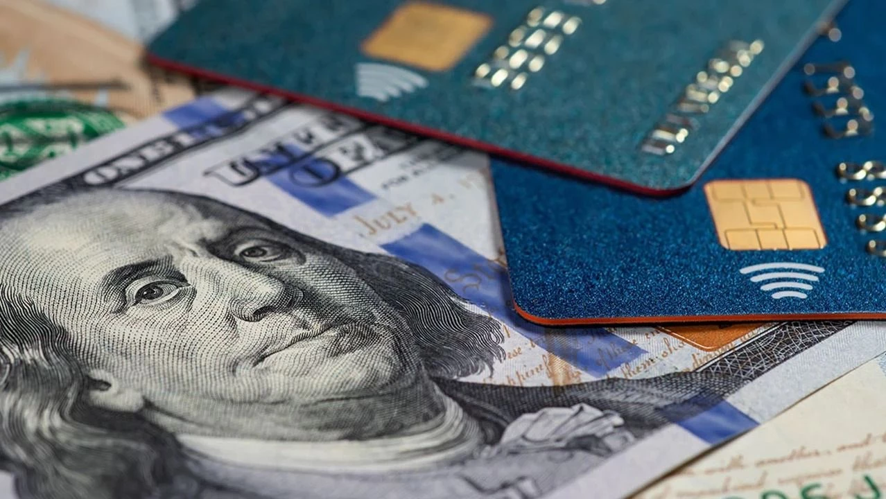 Baja del impuesto País: qué pasará con los viajes al exterior y los servicios de streaming