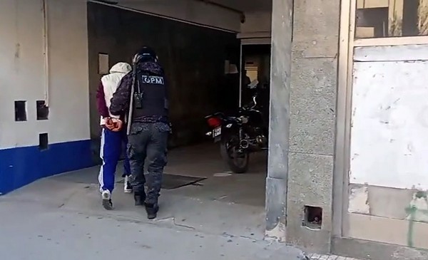 Lo pararon en un control y descubrieron que tenía un pedido de captura ...