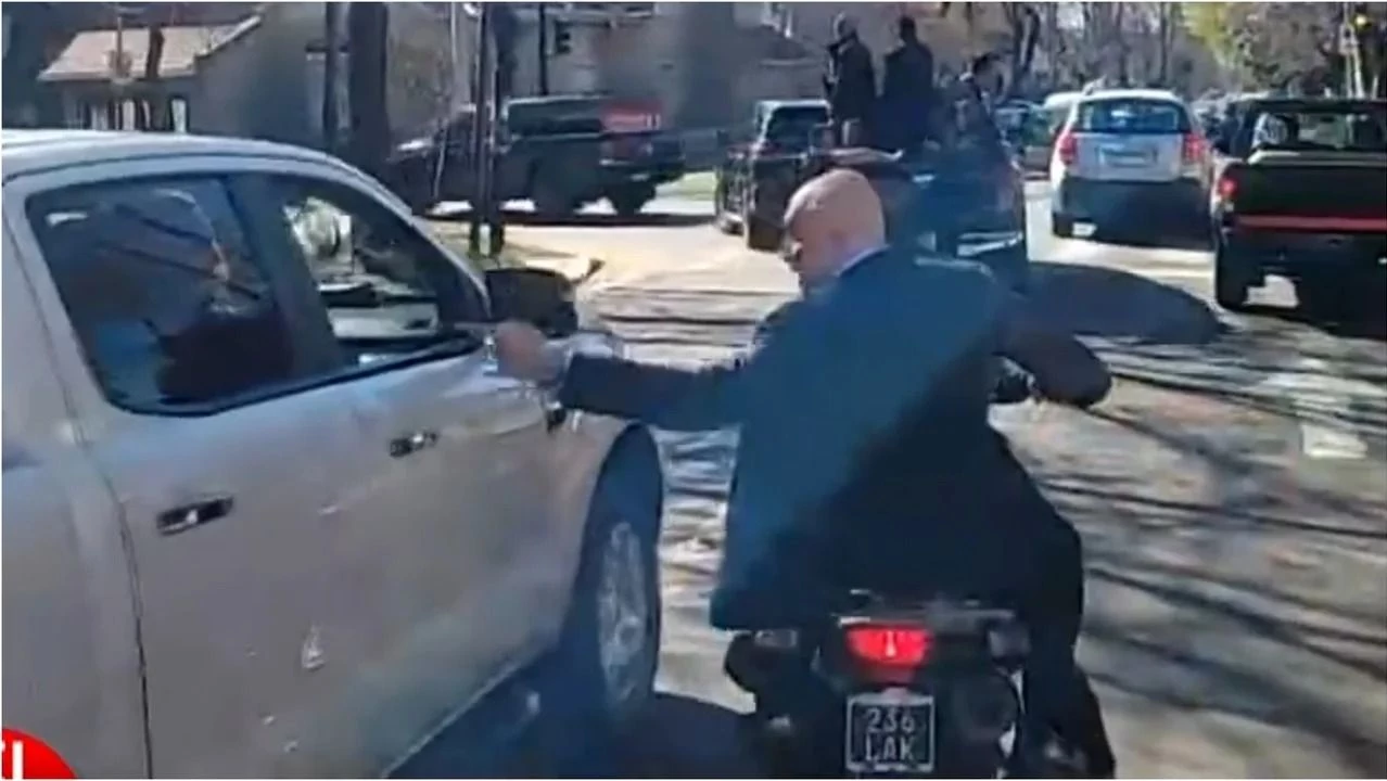 Atacaron con piedras a la caravana de Milei en Lomas de Zamora y Espert se fue en moto sin casco