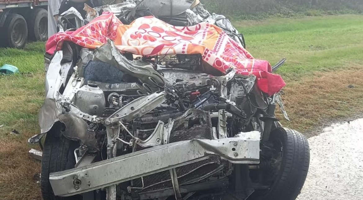Brutal accidente: un camión se cruzó de carril, chocó a un auto y murieron dos personas