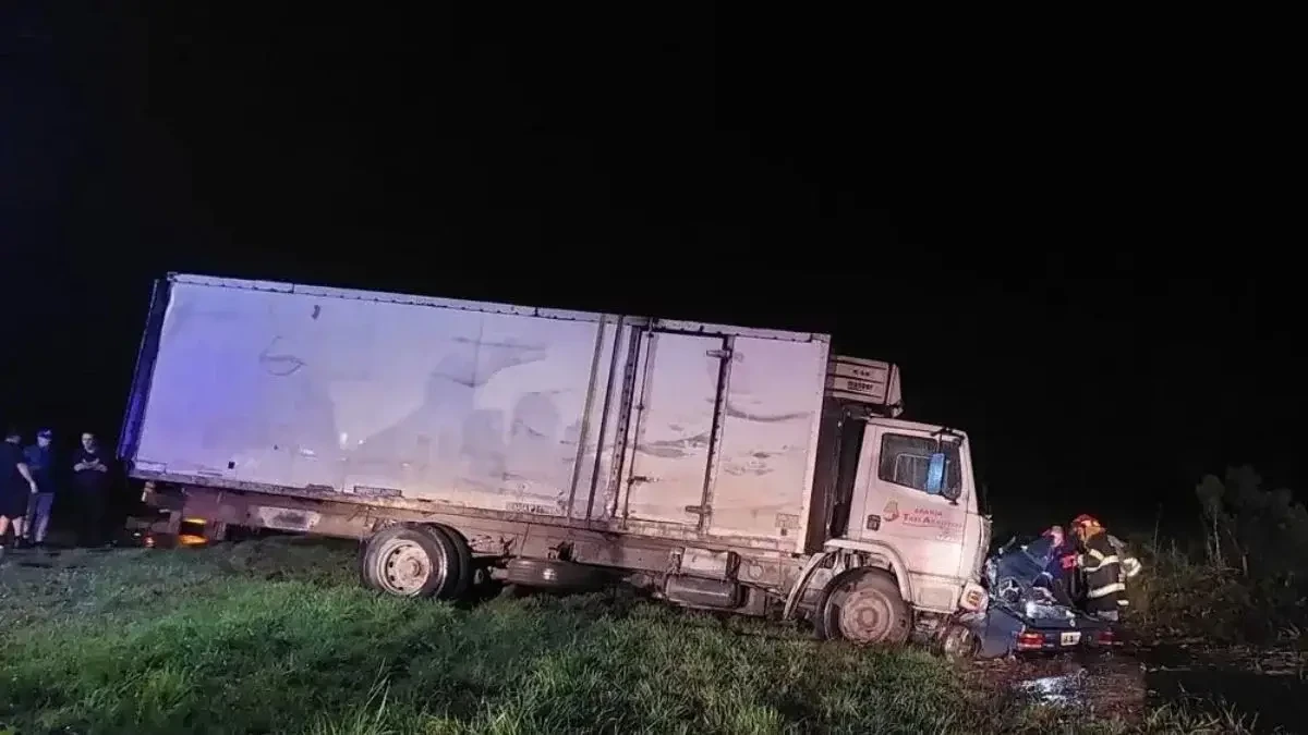 Siete muertos, incluidos tres menores, tras choque frontal entre un auto y un camión