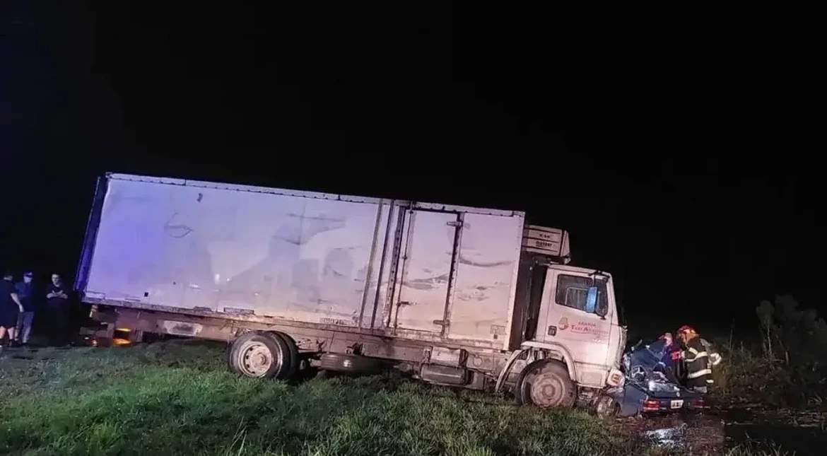 Siete muertos, incluidos tres menores, tras choque frontal entre un auto y un camión