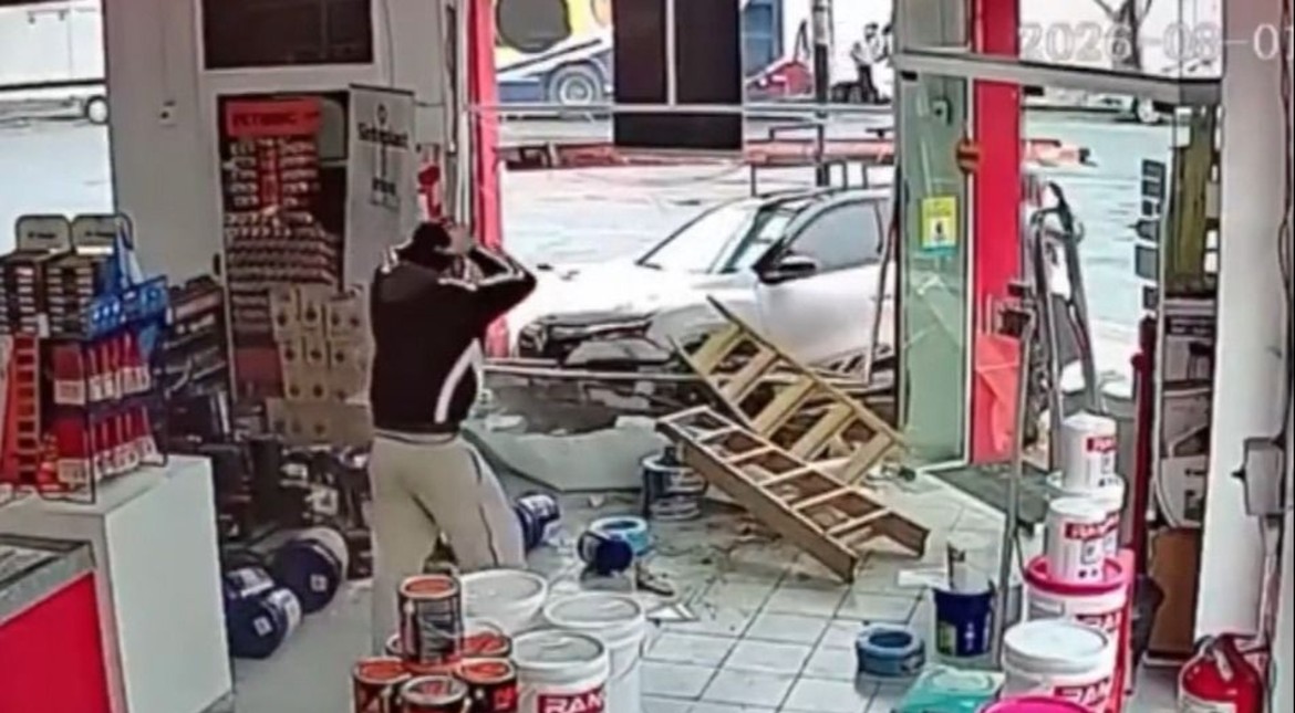 Intentó doblar en "U", chocó a otro auto y lo incrustó en una pinturería