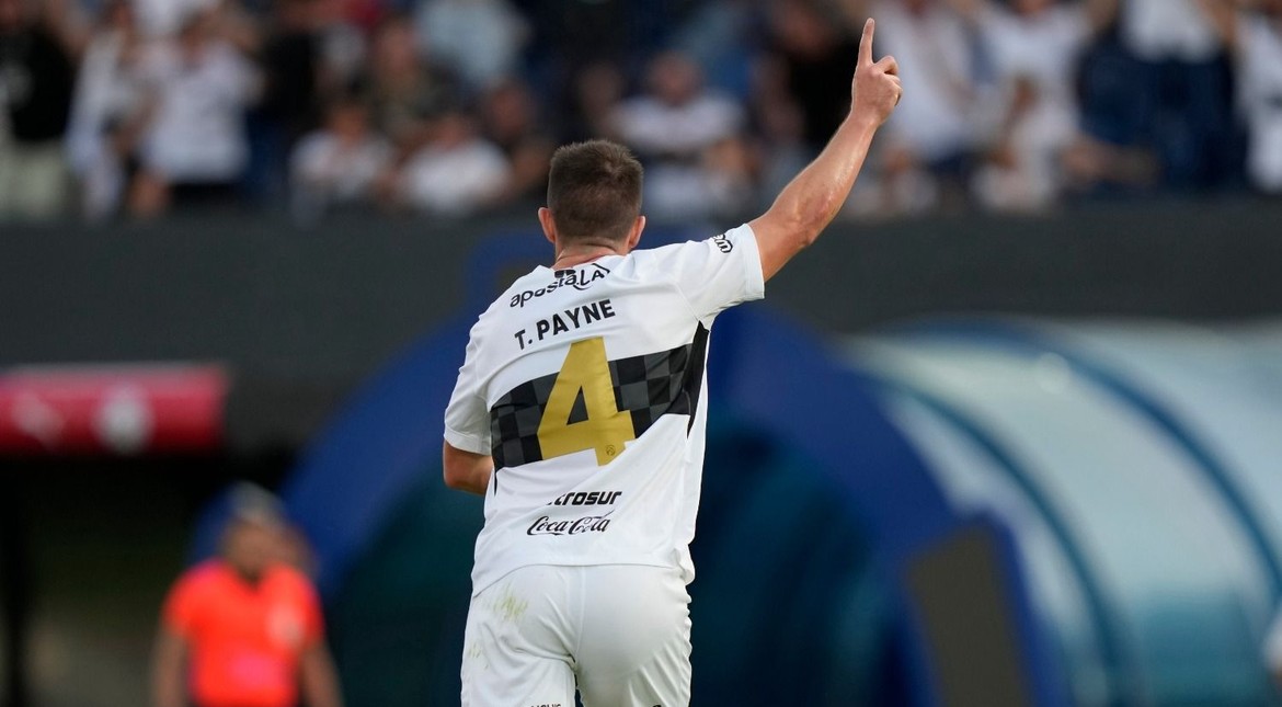 Fue viral en el mundial, llegó a Sudamérica y convirtió un gol inolvidable: Tim Payne debutó en Olimpia