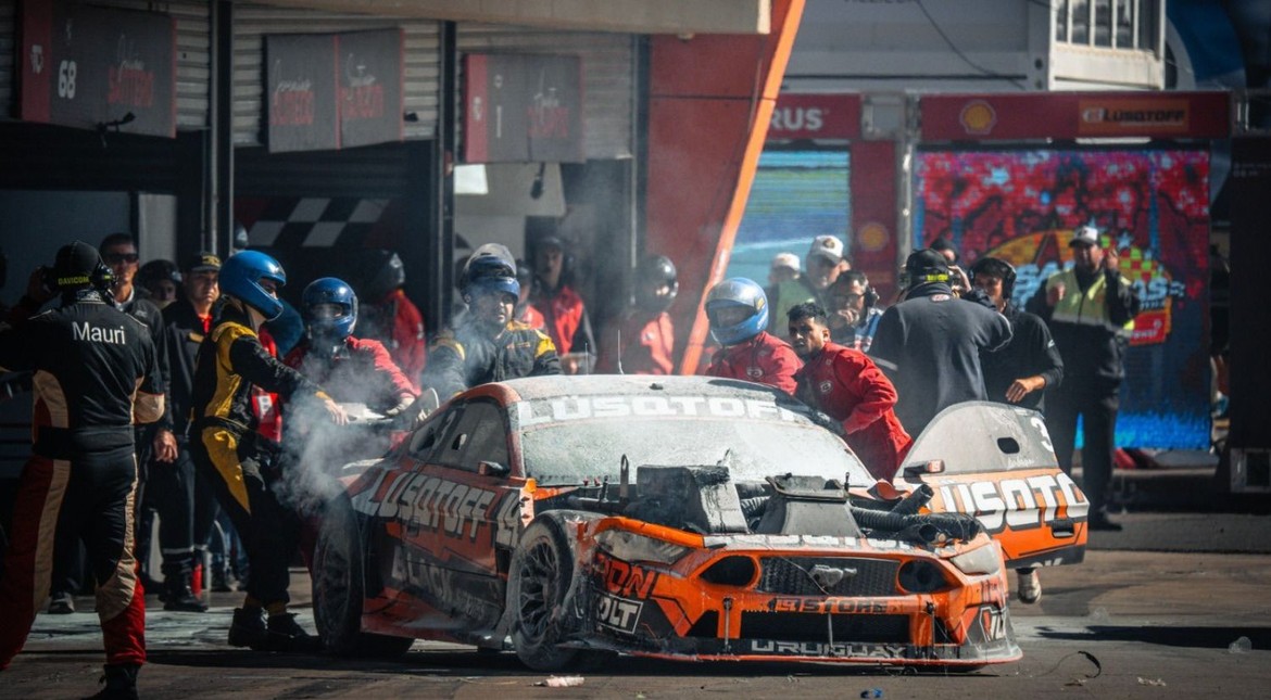 Un impactante incendio en un auto generó tensión en el Turismo Carretera