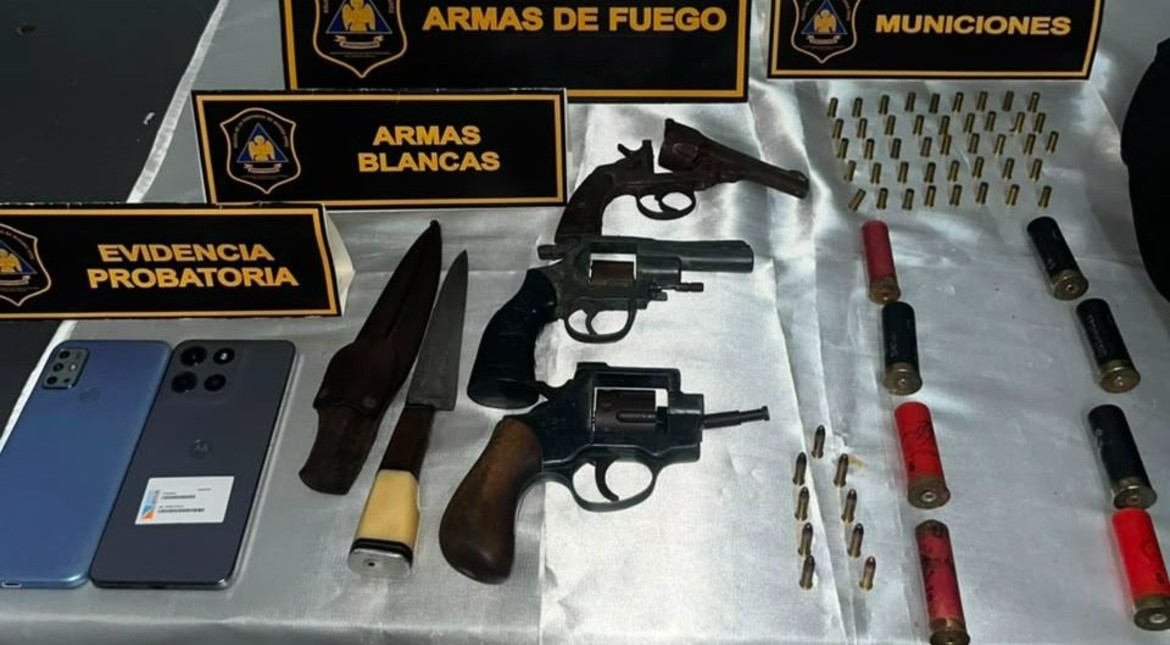 Investigaban un intento de robo y secuestraron armas, municiones y celulares