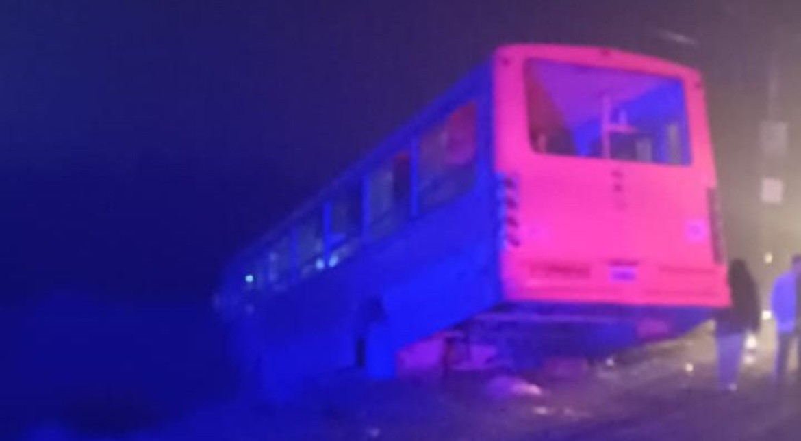 Por la niebla, un micro terminó en una zanja en el Camino San Francisco: hay 4 heridos