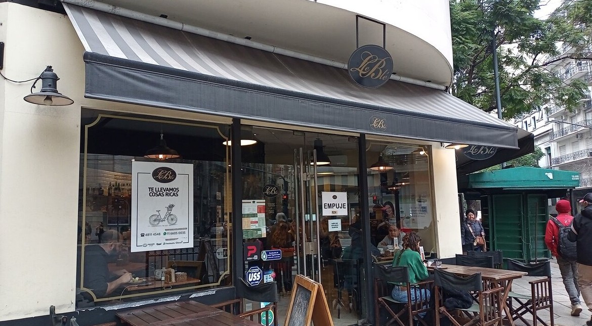 Golpe a la gastronomía: una famosa cadena de cafeterías cerró más de diez sucursales y hay conmoción