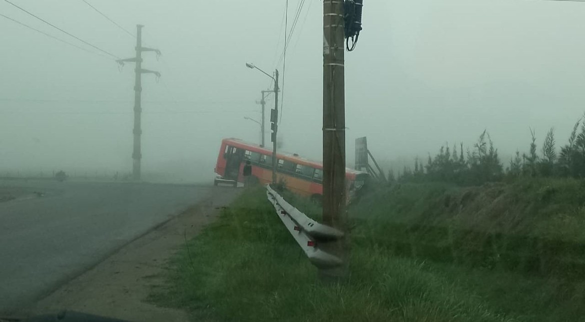Por la niebla, un micro terminó en una zanja en el Camino San Francisco: hay 5 heridos