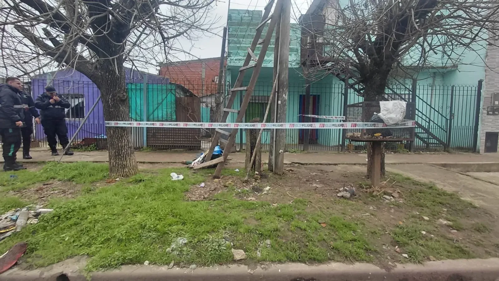 Horror: trataba de conectar la luz y murió electrocutado