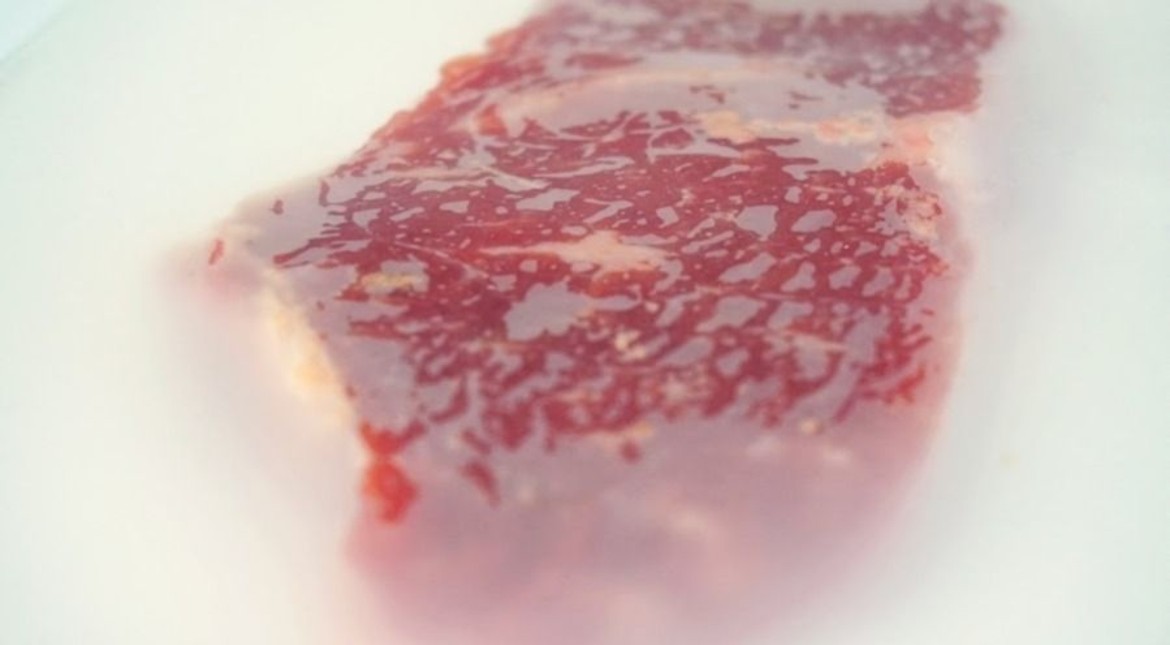 Orgullo local: marplatenses crearon un envase biodegradable que conserva la carne como el plástico